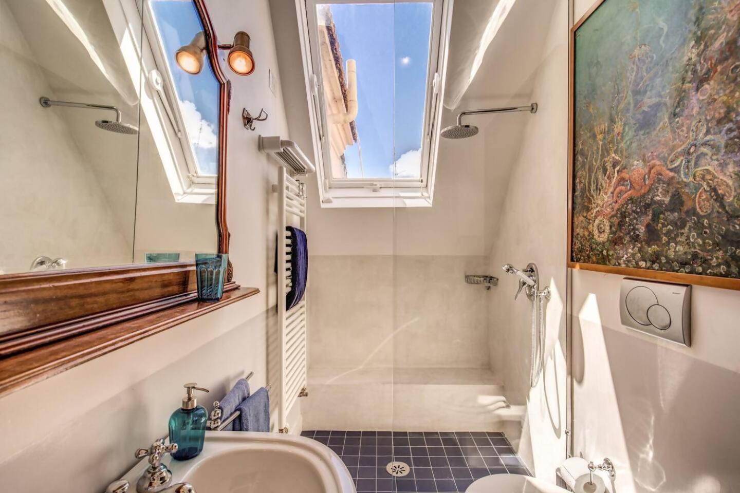Attic With Terrace Overlooking St Peters Basilica Рим Экстерьер фото