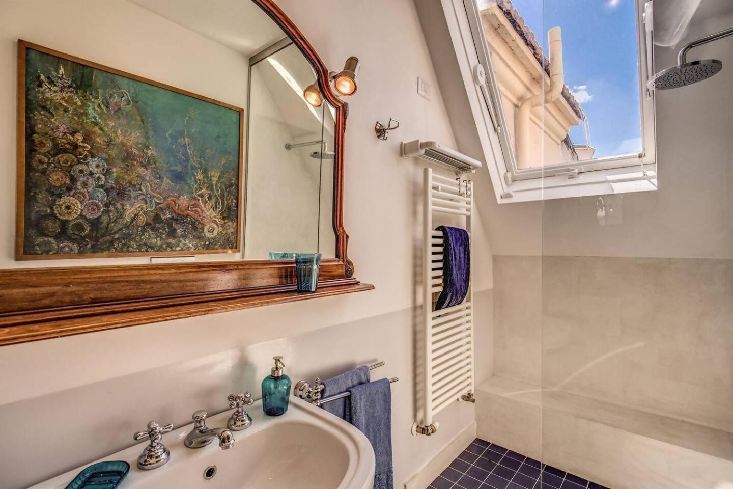 Attic With Terrace Overlooking St Peters Basilica Рим Экстерьер фото