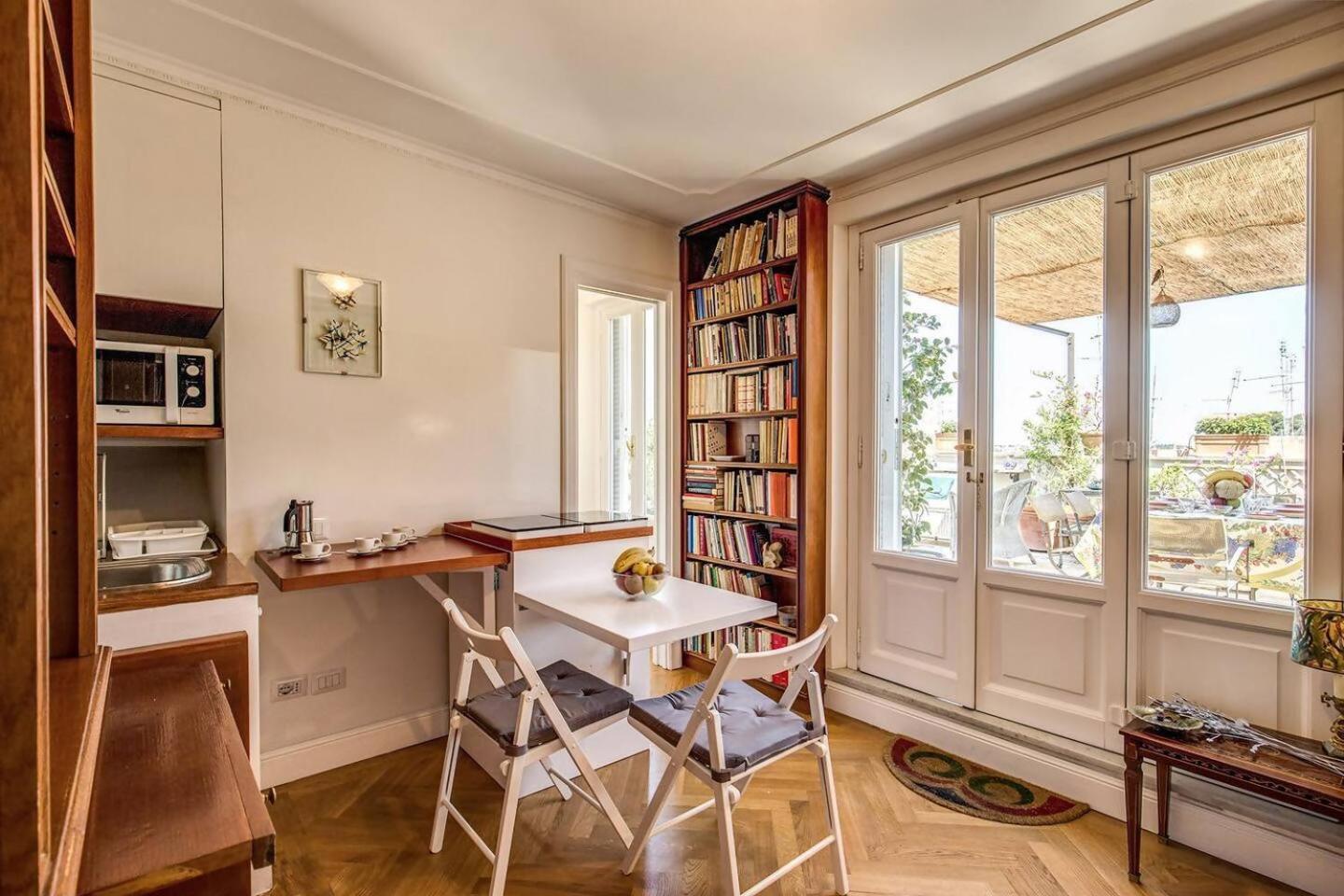 Attic With Terrace Overlooking St Peters Basilica Рим Экстерьер фото
