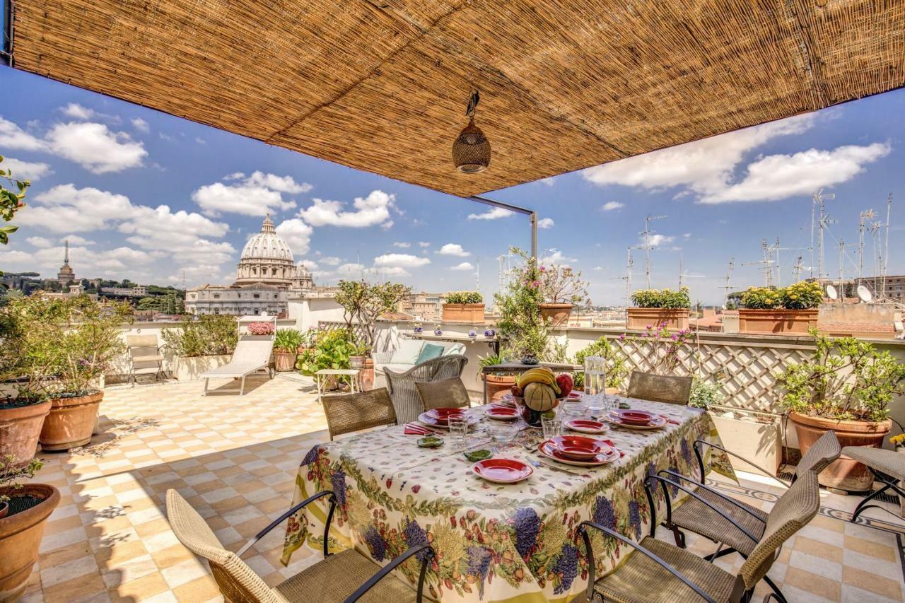 Attic With Terrace Overlooking St Peters Basilica Рим Экстерьер фото